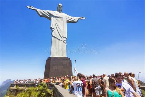 Turistas En La Estatua Del Redentor De Cristo En Rio De Janeiro El