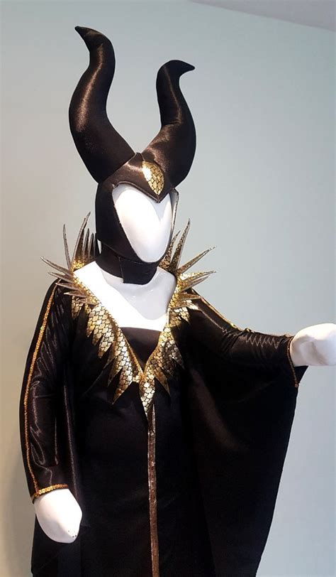 In acest film, tanara vrăjitoare pe nume maleficent (malefica) care trăiește pe tărâmul moors și are niște aripi uriașe. Disfraz De Malefica 2 - $ 480.00 en Mercado Libre