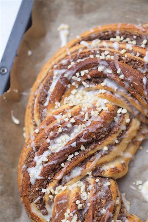 Veganer Hefezopf mit Nussfüllung
