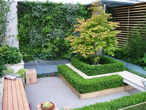 Biar nggak berantakan, kamu bisa menaruh pot di lantai maupun rak. 65 Desain Taman Depan Rumah Mungil Minimalis ...