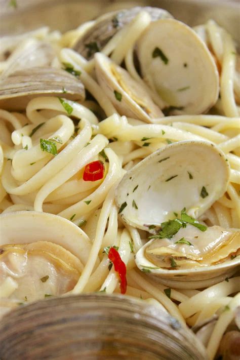 Linguine And Clams Spaghetti Alle Vongole Christinas Cucina