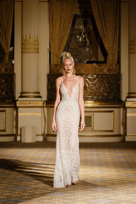 Wir bieten online traumhafte brautmode, hochzeitskleider brautkleider, abendkleider, abschlussballkleider, cocktailkleider und kommunionkleider sehr günstig an. BERTA Brautkleider 2018 ~ Brautkleid Kollektion Runway ...