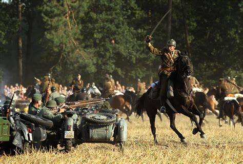 Polscy Ułani Szarżujący Na Czołgi