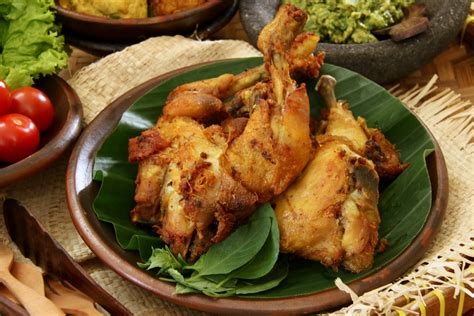 Infused with a mix of herbs and spices, this fried chicken dish is incredibly crunchy, juicy and accompanied with heaps of crispy addictive crumbs. Ayam kampung goreng Mbah Karto Sukoharjo
