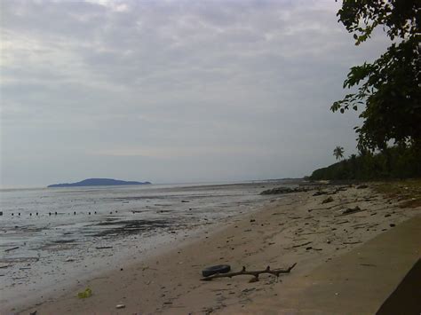 On the opposite side of the seaside road is the yan. LagunaMerbok: Pantai Murni, Yan, Kedah.