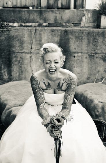 20 Gorgeous Tattooed Brides Weddingmix Noiva De Tatuagem Noivas Tatuadas Garotas Tatuadas