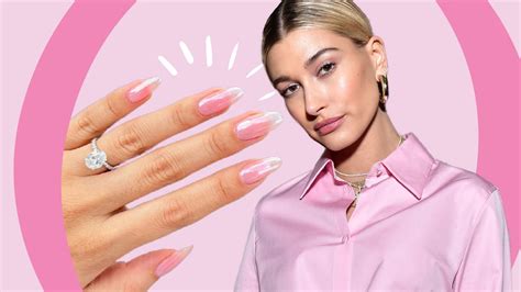 hailey bieber trägt strawberry glazed donut nails und damit das coolste update des viralen