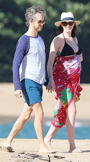 Anne Hathaway Style Hawaii Holiday Celebs Celebrities Baby Bumps