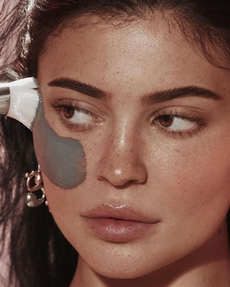 Kylie Jenner Shocks Fans As She Shares New Unedited Photo That Features