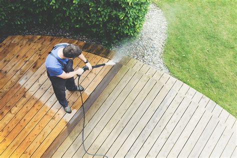 Car le bois est un élément fragile qui peut se dégrader rapidement en l'absence de protection. Comment entretenir une terrasse en bois | L'Entrepôt du ...