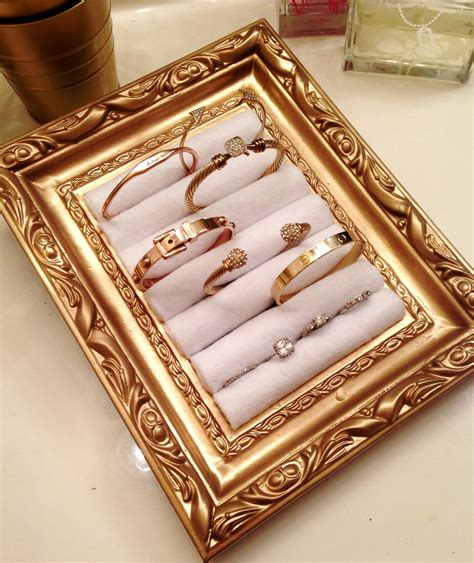 Diy Jewelry Holder Using A Picture Frame And Rolled Felt Perfect For