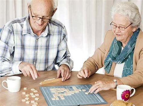 Dentro de las actividades para ancianos tanto el dominó, el sodoku, las cartas y el bingo, estimulan el cerebro y estimulan la agilidad del pensamiento favoreciendo la participación social. Cuándo deben preocuparnos las "lagunas mentales" - Prensa ...