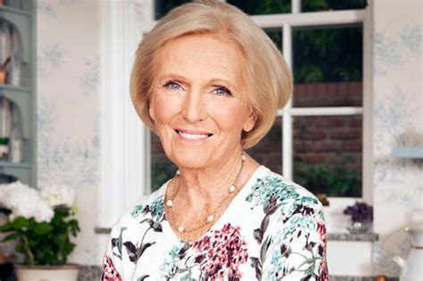I have never made a pavlova; Mary Berry's irresistible Christmas desserts - treat yourself! (With images) | Mary berry ...