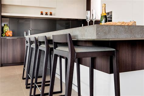 The kitchen island is such an inseparable part of every modern kitchen. Simple and sleek bar stools for the modern kitchen island