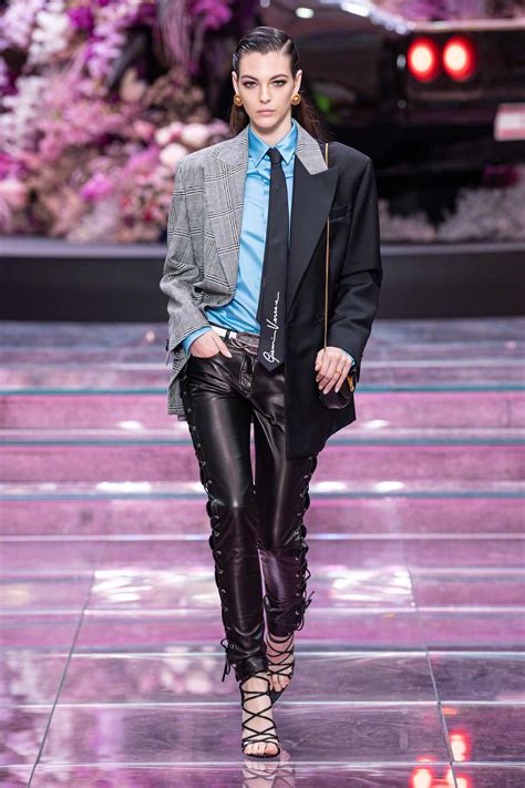Versace 2020 春夏男装系列发布秀上走秀的、irina Shayk、bella Hadi模特走秀男装新浪新闻