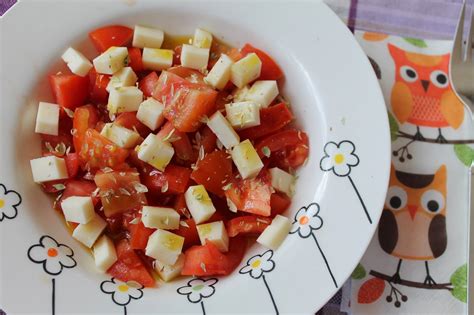 200 gr de queso fresco, mozzarella, rulo de cabra o queso feta (si no tienes los quesos que te recomiendo puedes usar cualquier queso tierno que te guste). Mamá en la cocina: Ensalada de tomate y queso