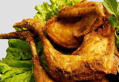 Yup, lengkuas ini bisa kamu parut, campurkan dengan bumbu lumuran ayam lainnya kemudian goreng bersamaan dengan ayam. CARA MEMBUAT AYAM GORENG KUNING GURIH DAN PEDAS | Resep Masakan Indonesia
