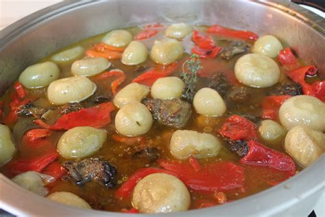 Remover bien, cubrir con agua o caldo, llevar a ebullición, tapar y bajar el fuego. Gastronomía en verso | Guiso de espinazo y costillas de ...