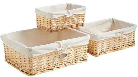 Para el dormitorio, juega con las tendencias colocando una lámpara de techo a cada lado de la cama como lámpara de noche. Decorar con cestas de mimbre