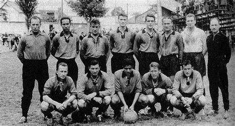 Dans un premier temps club omnisports évoluant avec les couleurs bleu ciel et bleu marine, il porte le nom de stade rennais jusqu'à sa fusion avec le football club rennais en 1904. Football vintage années 1950/1970 Stade Rennais 1957/58