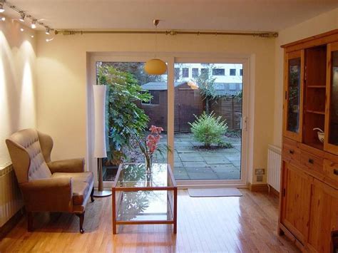 Dabei sind sie viel mehr designobjekte als unsere herkömmlichen türen und strahlen in vielen materialien, designs und farben. Schiebetüren Wohnzimmer - Wohnzimmermöbel | Sliding glass ...