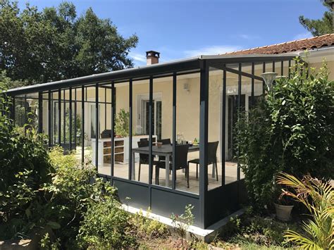 Cette verrière intérieure d'atelier est en aluminium qui, moins authentique que l'acier, a cependant l'avantage d'être à la fois plus léger. metallerie ferronnerie chaudronnerie acier inox alu