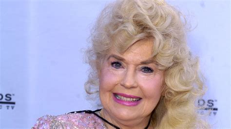 Donna Douglas Elly May Clampett On Beverly Hillbillies Dies At 81