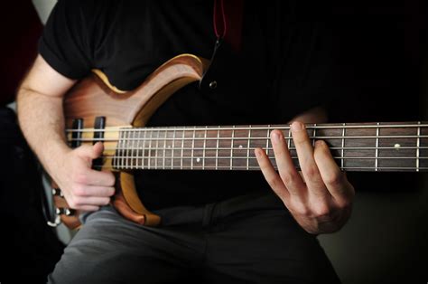 Learning how to play the bass guitar is a great way to add a little music and rhythm to your life. Slap Bass Technique - How to Play Bass