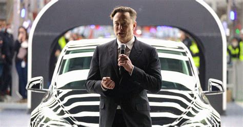 Elon Musk Is Suddenly Selling Tesla Stock Like Crazy