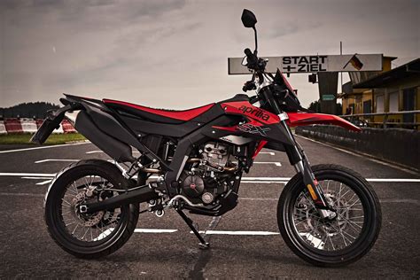 Supermoto bikes are designed for dirt racing at lower speeds than some other types of motorcycle racing. Aprilia SX 125 Supermoto neu kaufen - Gebrauchtbikes.at GmbH
