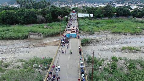 Venezuelans are fleeing their home because of a severe economic crisis under president nicolas maduro. Le Venezuela rouvre partiellement la frontière avec la Colombie | AFP News - YouTube