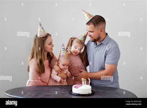 La Familia Caucásica Celebra El Cumpleaños Del Niño Mamá Papá Y Dos