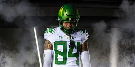 Oregon Football Ducks Release Uniform Combination For Cal Bears Sports Illustrated Oregon