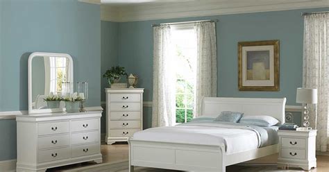 Furnish the room with appropriately sized furniture. How To Arrange Furniture In A Small Bedroom | Bedroom ...