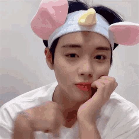 Bacterus telah mengumpulkan 10 fakta jihoon wanna one buat kamu wannable sejati. Park Ji Hoon Wanna One GIF - ParkJiHoon WannaOne Kpop ...