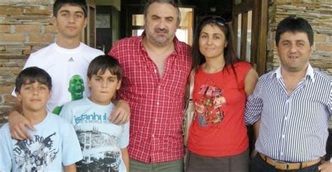 Evli ve 3 çocuk babası olduğu bilinen ünlü sanatçı eşi ve çocuklarını. VOLKAN KONAK'IN KUZENİ BOZKURT BELEDİYE BAŞKAN ADAYI