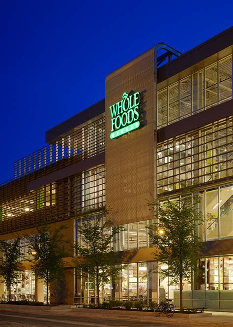 As well as offering safe and secure parking, it's also within just a couple of minutes' walk from the shops of the high street, including the whole foods market. Whole Foods Market, Chicago | Mark Cavagnero