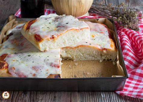 Sui muri di proprietà della diocesi di teramo una targa. PIZZA IN TEGLIA alta e soffice. Ricetta anche con Bimby ...