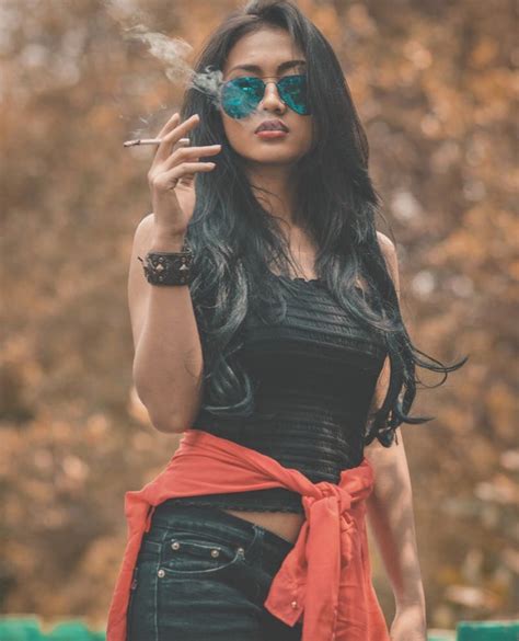 L adlı kullanıcının Smoking Favs panosundaki Pin Dövmeli kadın