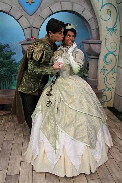 Naveen Gives Tiana A Kiss Disney Couples Naveen Disney Disney