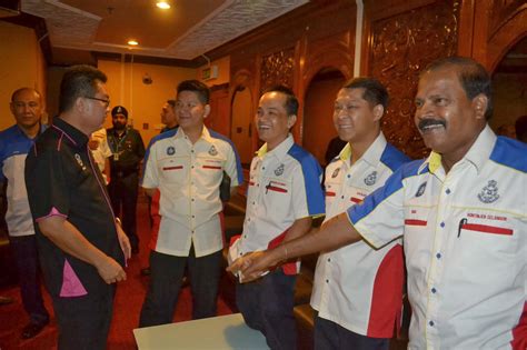 Sidang media timbalan ketua polis selangor ikuti sidang media berkaitan kejadian tembak menembak di sungai buloh oleh datuk arjunaidi mohamed, timbalan ketua polis selangor bagi perincian dan maklumat lanjut. SPDRM SELANGOR : 26 FEB 2014. PERJUMPAAN / DIALOG PEGAWAI ...
