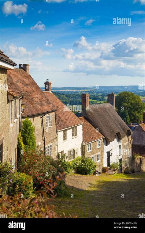 Gold Hill Shaftesbury Dorset England Stock Photo Alamy