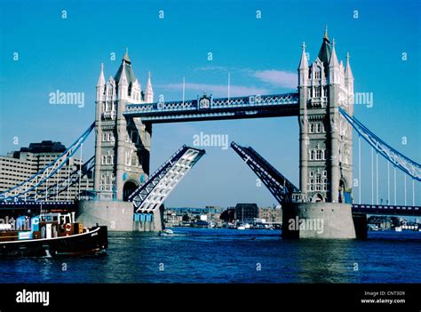 Tower Bridge London Erhöhte Offen Geöffnete Öffnung England Uk