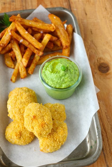 Hier haben sie keine probleme mit. Hühnchen-Nuggets mit Pommes Frites und Erbsencreme ...