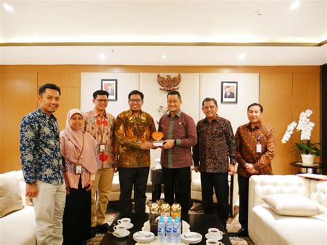 Menteri sosial (mensos) juliari peter batubara turun langsung menyerahkan bantuan sosial kementerian sosial menyalurkan bantuan langsung tunai (blt) kepada masyarakat terdampak. Menteri Sosial RI Apresiasi Rumah Zakat dalam Upaya ...