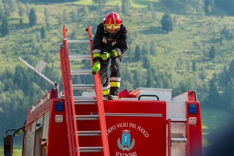 Esercitazione D Intervento Dei Vigili Del Fuoco Italiani Le Vernici Ignifughe Per Il Legno