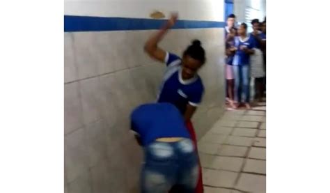 Vídeo Briga entre alunas dentro de escola de Matriz de Camaragibe viraliza Segundos Maragogi