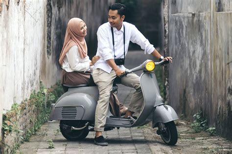 Dimana hayati yang pandai mengaji kesehariannya memakai baju kuruang dan selendang sutra untuk menutupi kepalanya. √ 30+ Konsep Prewedding (OUTDOOR, INDOOR, UNIK, CASUAL ...