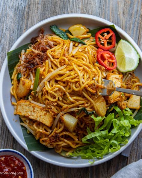 Simple Fried Spicy Mamak Mee Noodles