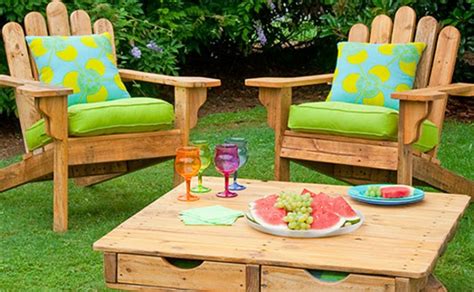 De cette façon, vous pourrez profiter longtemps de votre mobilier de jardin. Le salon de jardin en palette - bricolez vos meubles patio ...